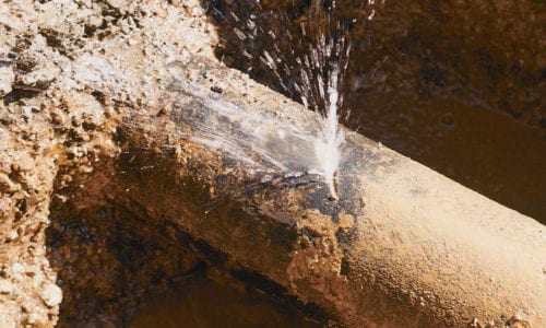 La rottura di un tubo in ghisa con la conseguente perdita d'acqua nella rete idrica
